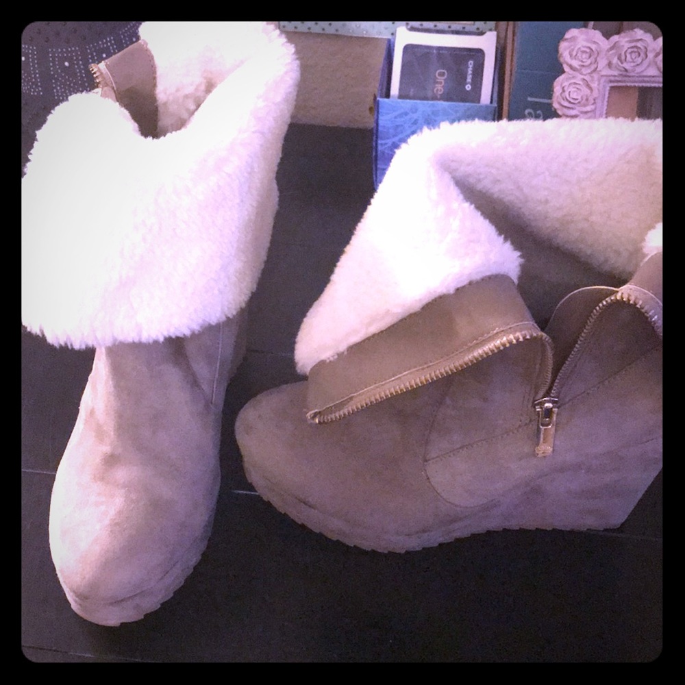 Juicy Couture boots w fur trim and zip sides sz6